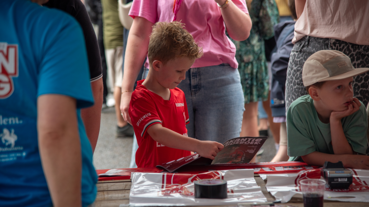 Kind met magazine Open Dag FC Twente 2026 09