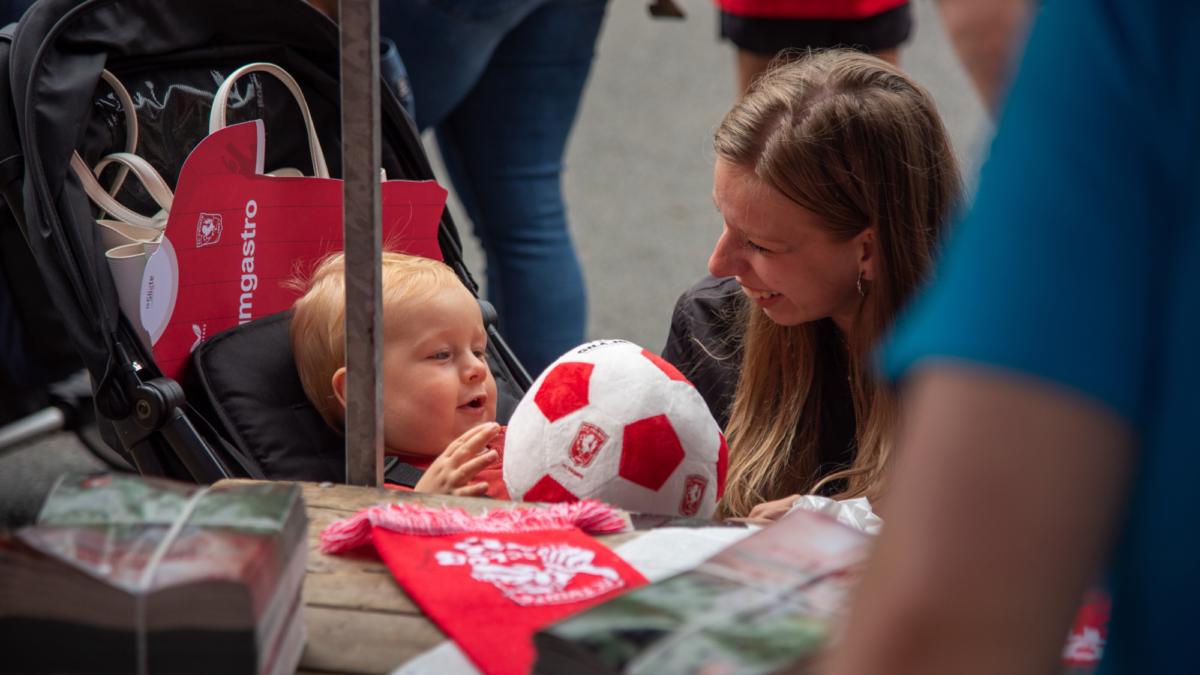 Kind met moeder en bal Open Dag FC Twente 2026 10