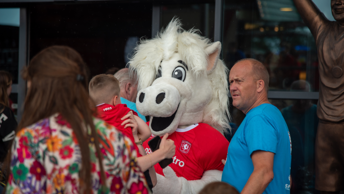 Mascotte Kidsclub met kind Open Dag FC Twente 2026 12