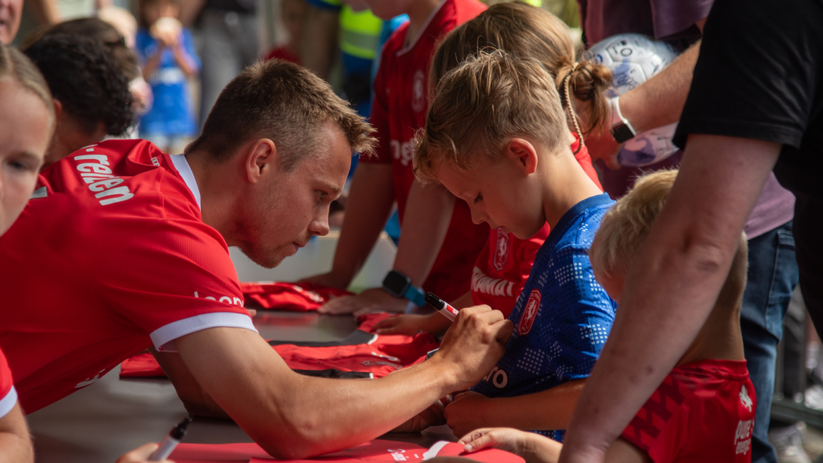 Mathias Kjolo signeert shirt Open Dag FC Twente 2026 14