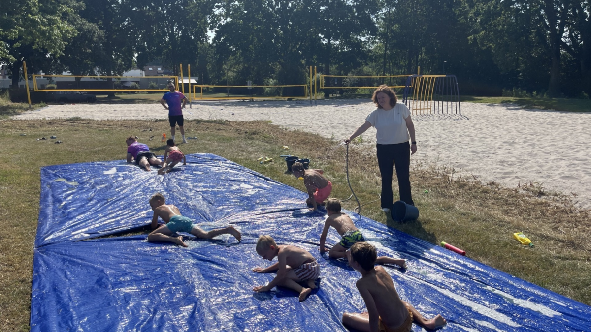 Wethouder Marjolein Wessels met waterslang