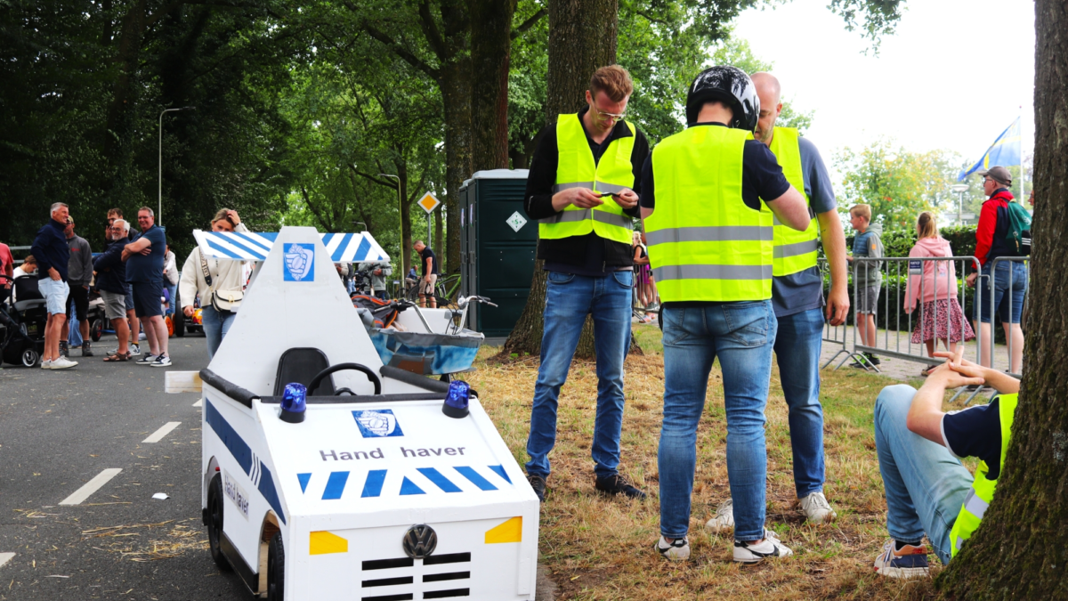 Zeepkistenrace voor de start 1