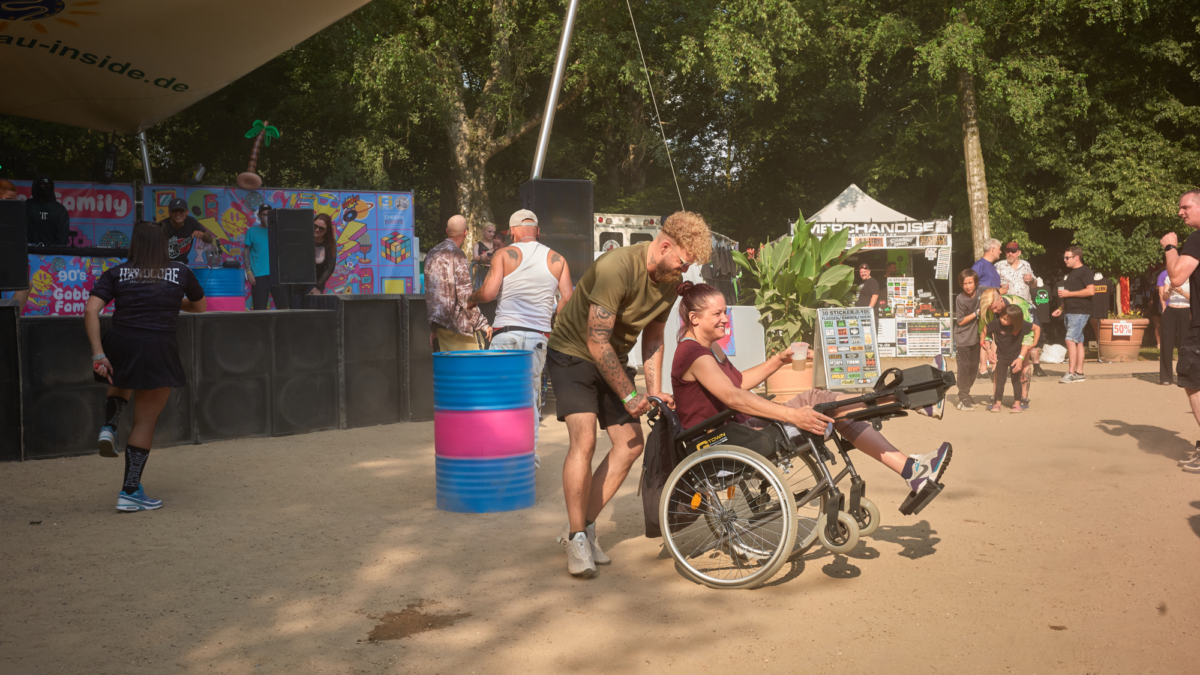 Gabber Family Festival - gabber - gabberhouse - hairstyle - rolstoel - dans - festival