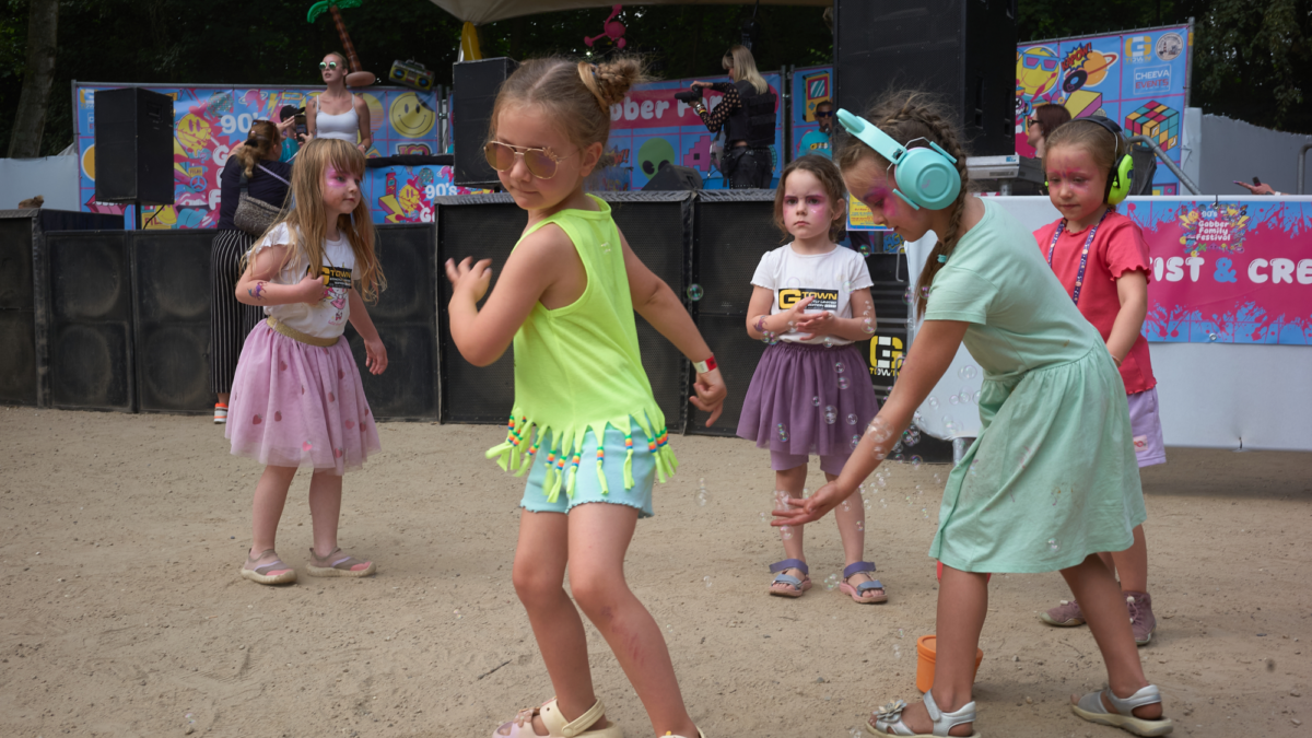 Gabber Family Festival - festival - meisjes - gabber - dans - koptelefoon - gehoorbescherming