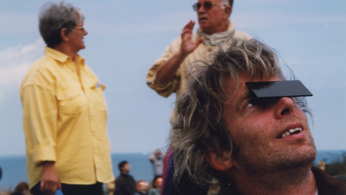 Zonsverduistering 1999 d Kijken met lasplaatje foto Diana Diemel