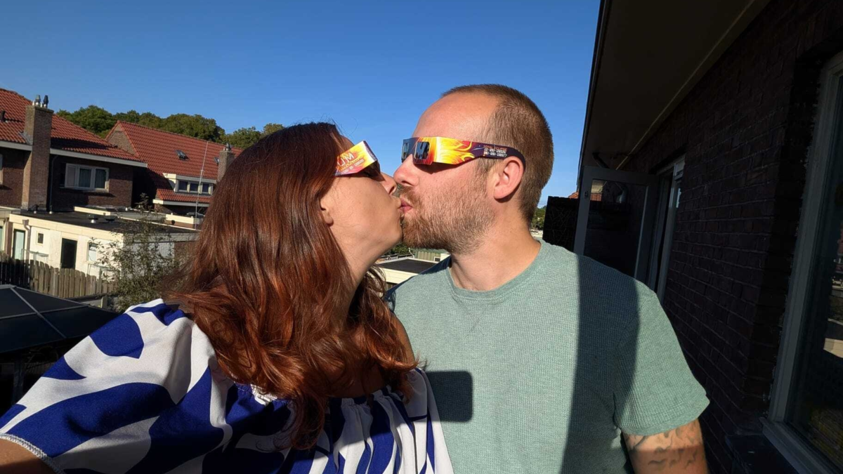 20260812 Christophe van Leeuwen en vrouw met eclipsbril zoen eigen foto