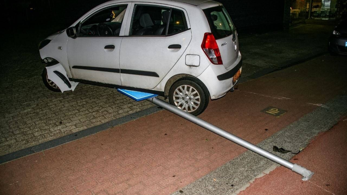 Auto over middengeleider Almelo