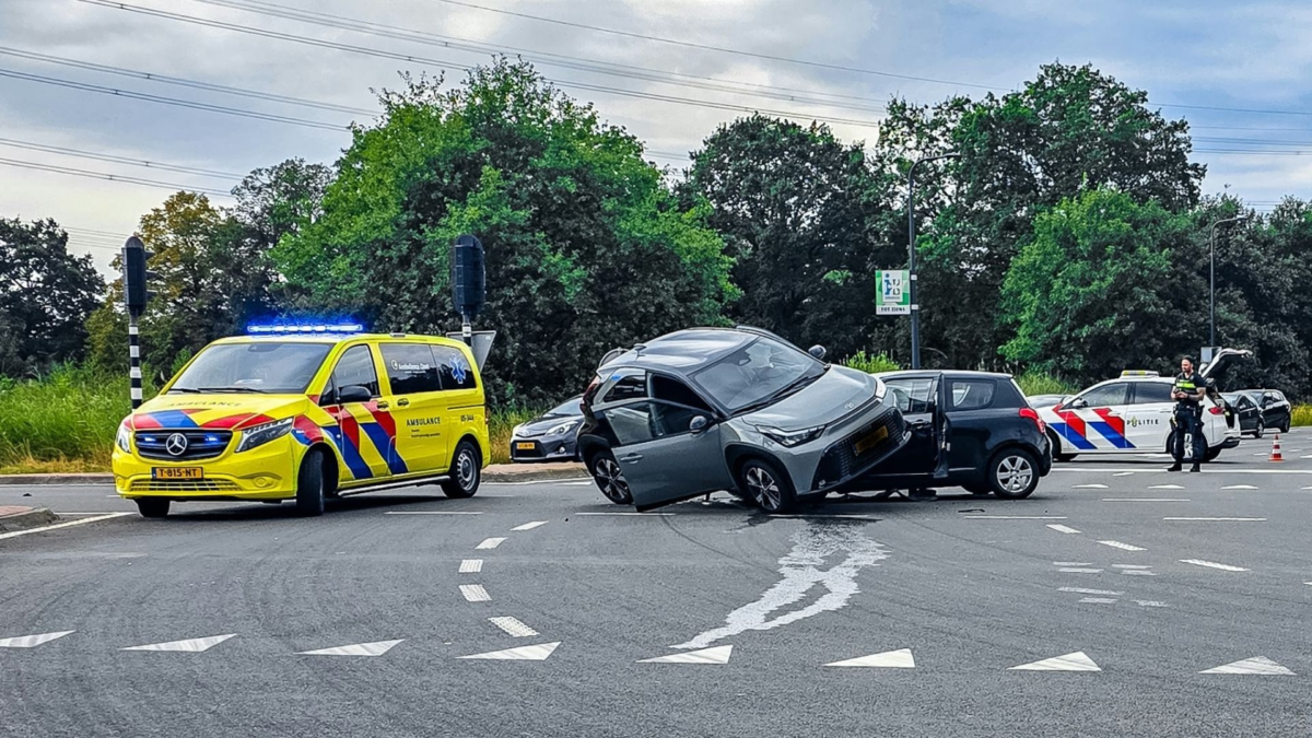 Auto belandt boven op andere auto enschede 20260815 Afinkstraat N18 Westerval