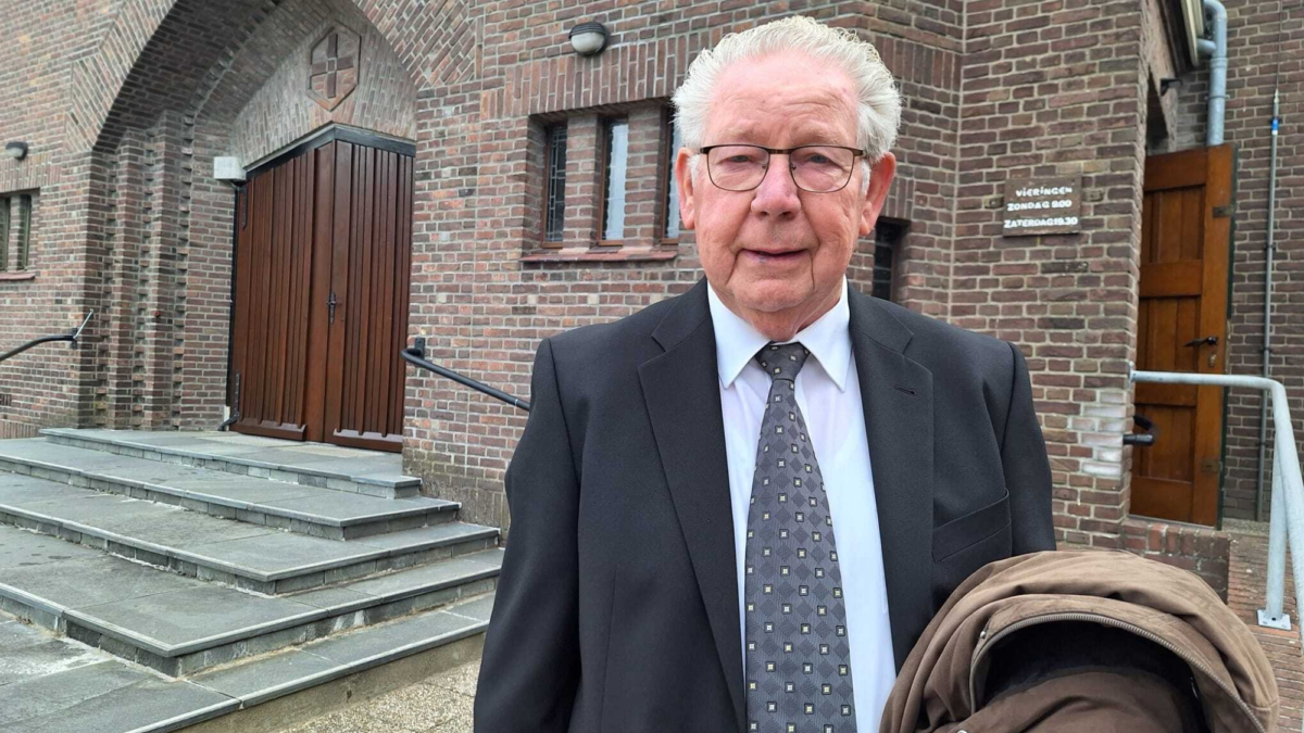 Foto 10 Herman Snoeijnk voor de kerk