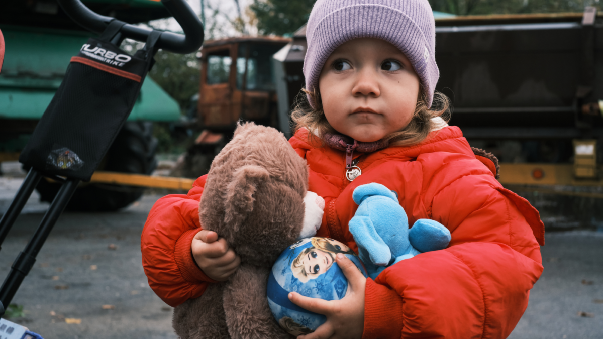 meisje - knuffel - muts - speelgoed