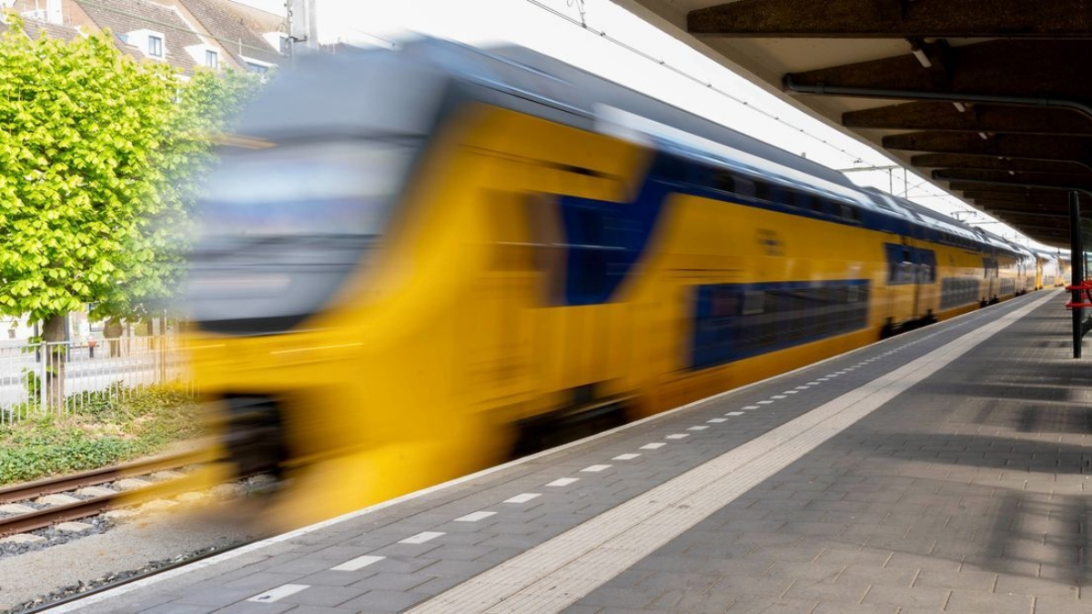 NS-trein komt aan op station