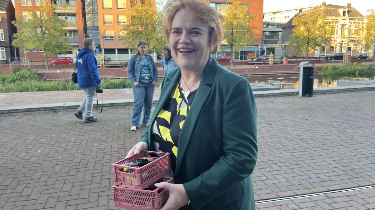 Sigrid Ivo deelt stiften uit om petitie te tekenen