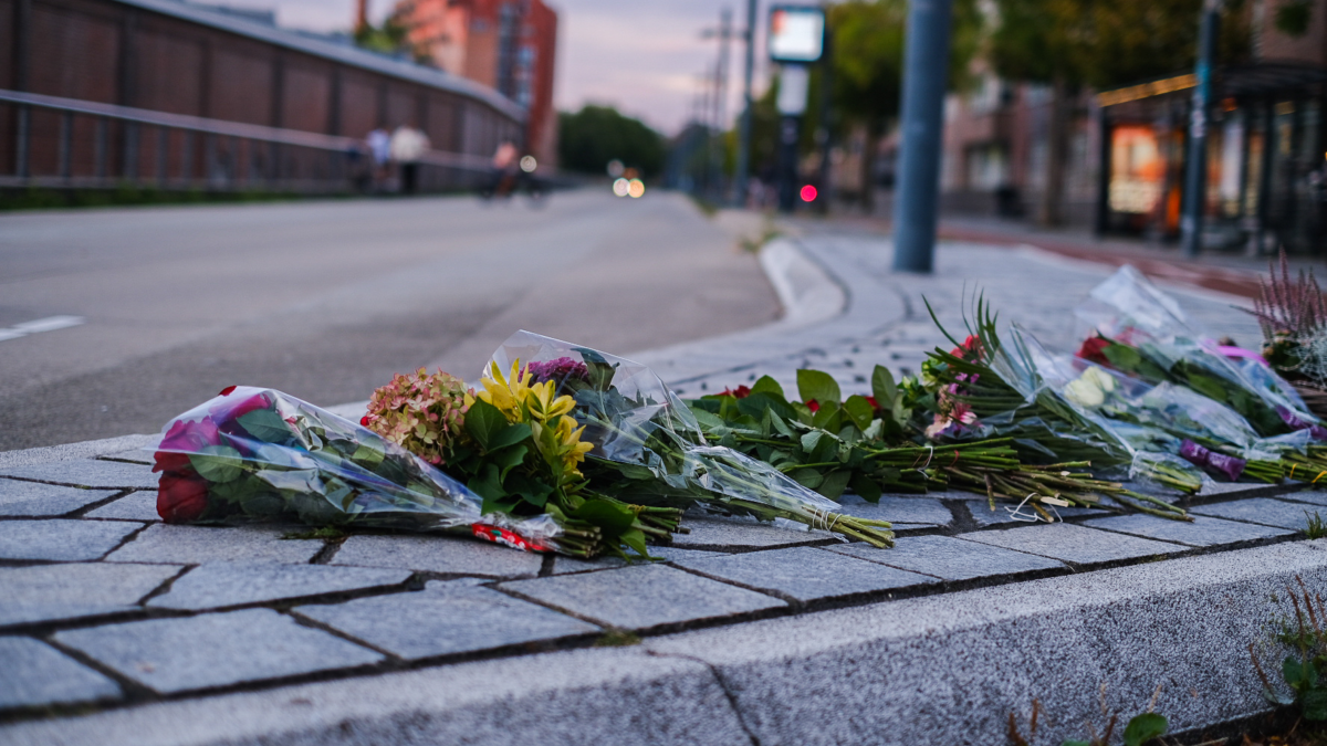 Vrienden overleden Brian scooterongeluk leggen bloemen neer Lonnekerspoorlaan roomweg