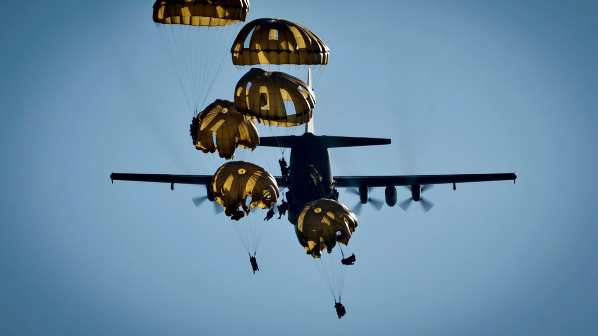 260907 defensie parachutisten dropping falcon leap