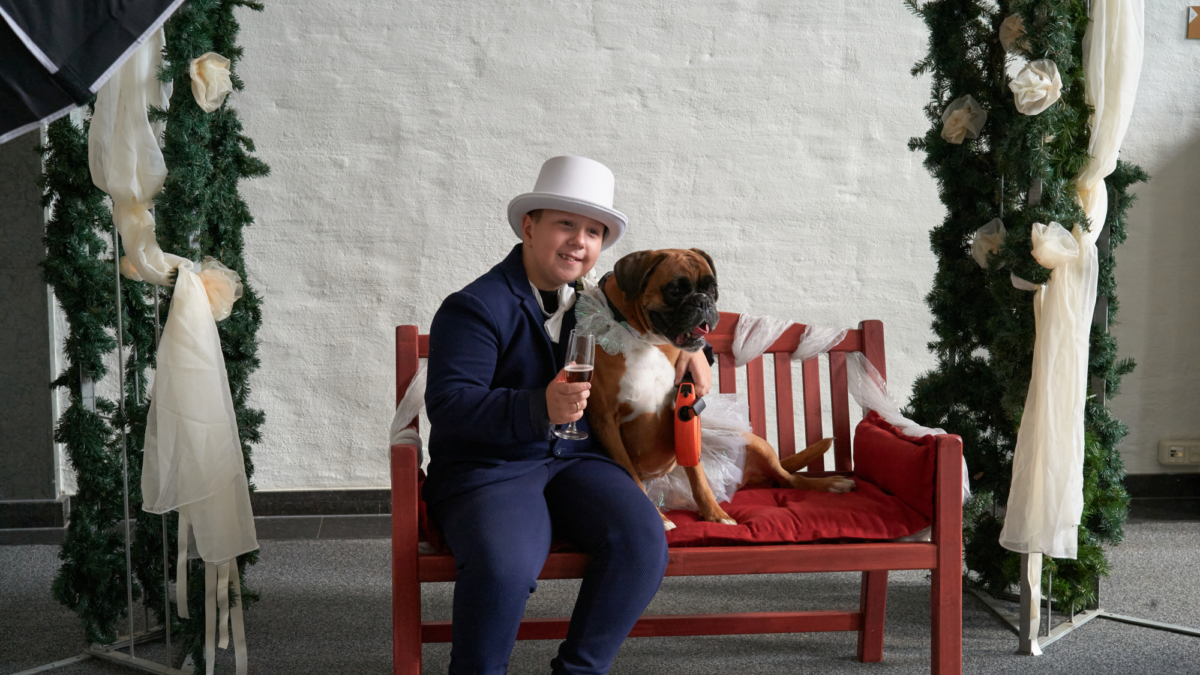 Bruidegom - jongen - hoge hoed - boxer - hond - portret