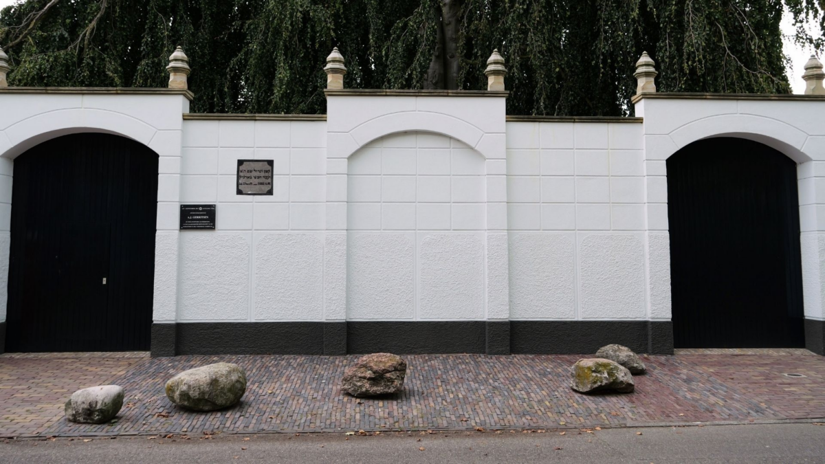 1 BUITEN HEKKEN VAN BEGRAAFPLAATS
