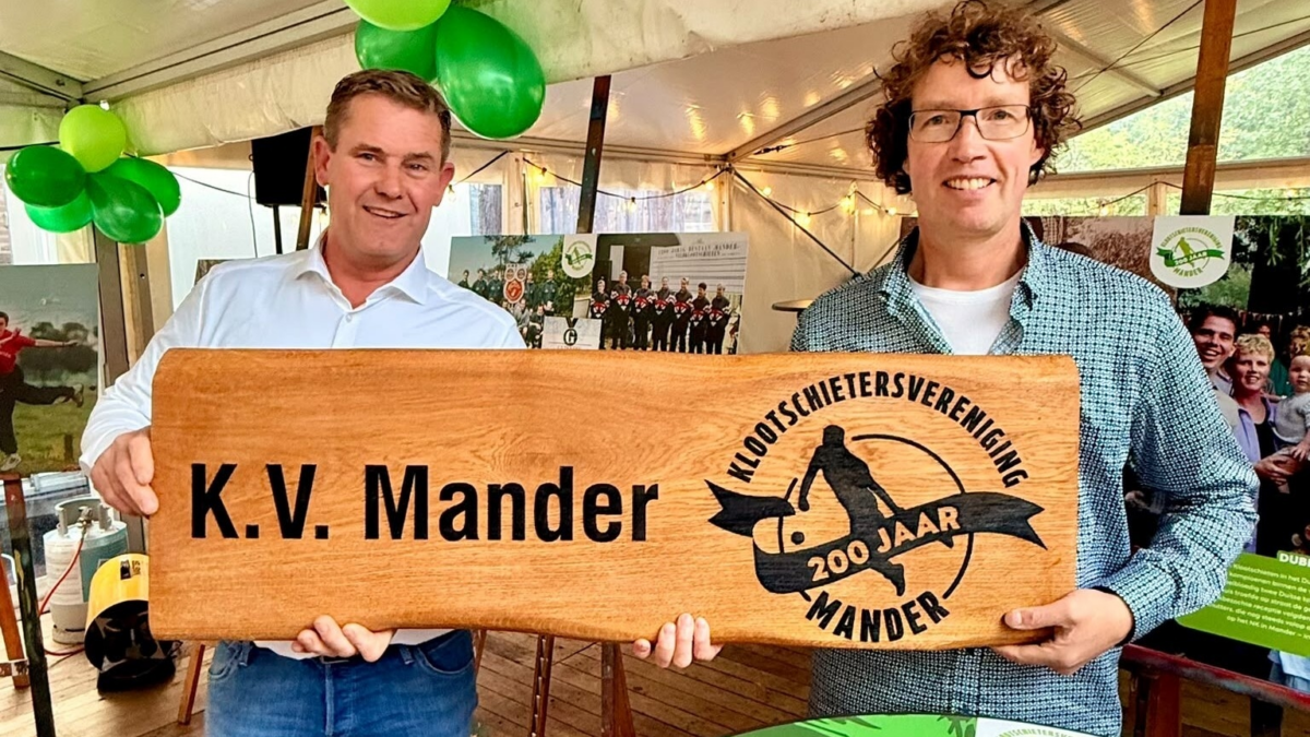 Voorzitter Paul Bels en bestuurslid Raymond Lenferink KV Mander