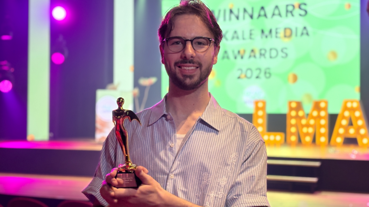 Bjorn Blom met zijn Lokale Media Award voor Twentse Mannen Huilen Niet
