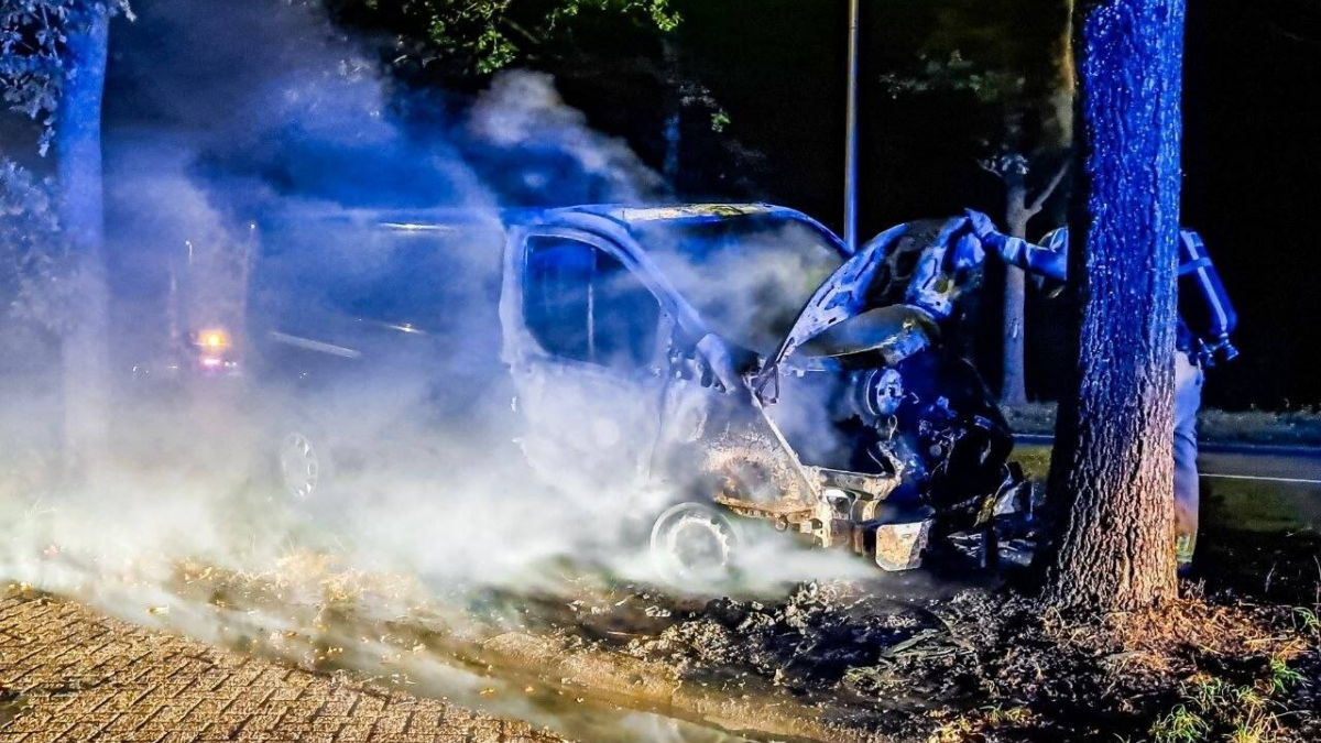 Busje in brand Wierdensestraat Almelo 29 september 2026