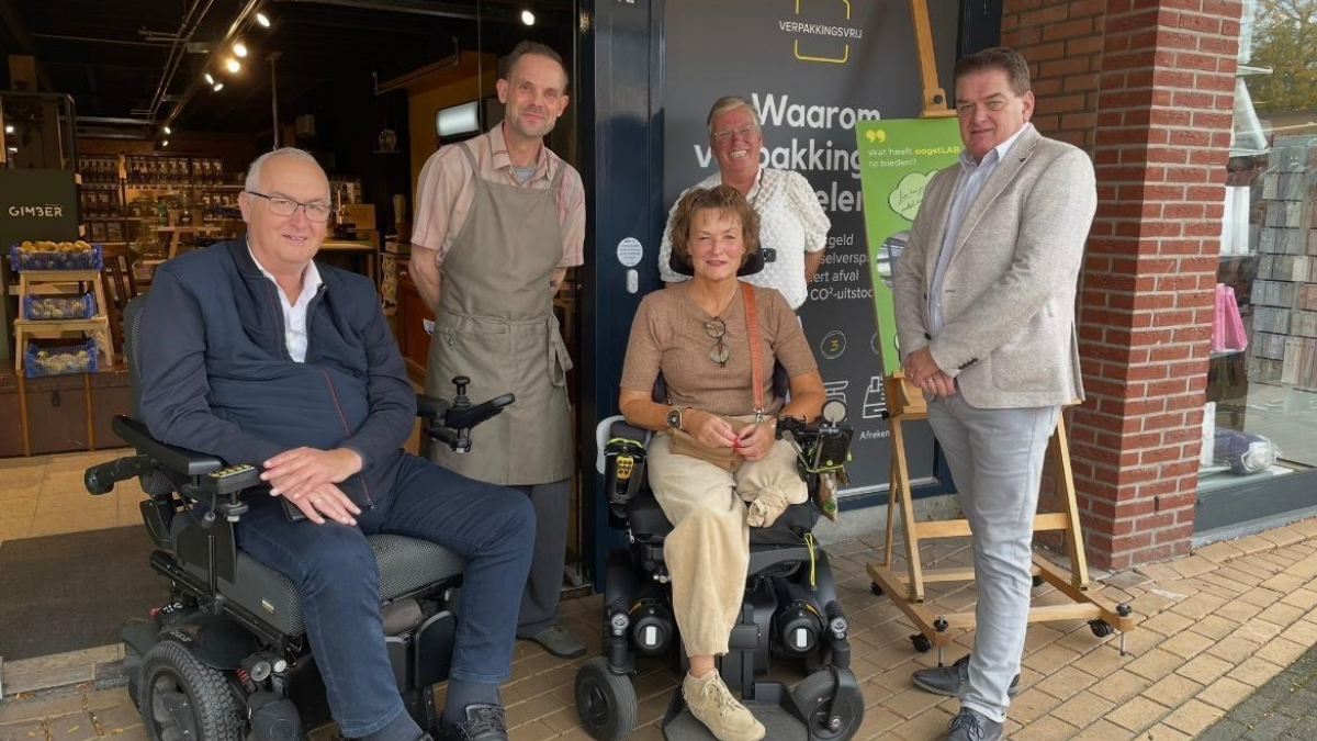 Wierden uitreiking eerste deurbel aan Ernst Jansen van Oogst LAB met wethouders