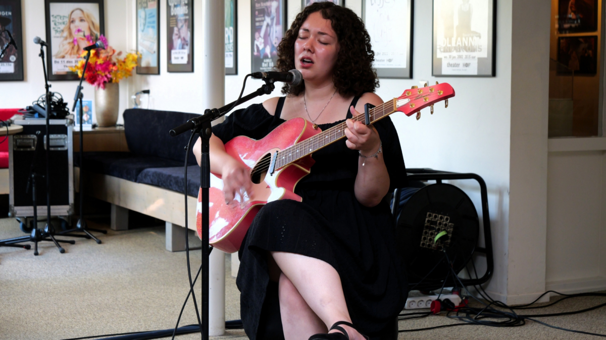 Noella Hirosemito bij Liedjesmakersfestival