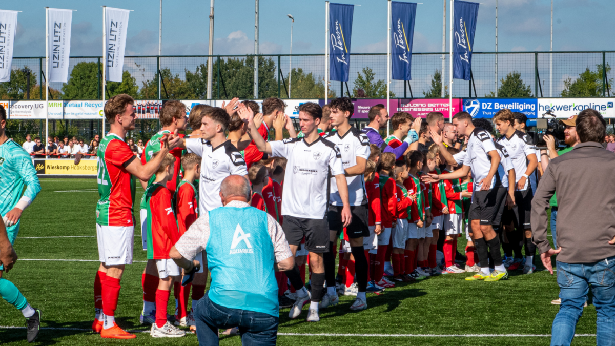 HANDJES SCHUDDEN SPELERS BON BOYS HSC 21 HAAKSBERGSE DERBY 2026