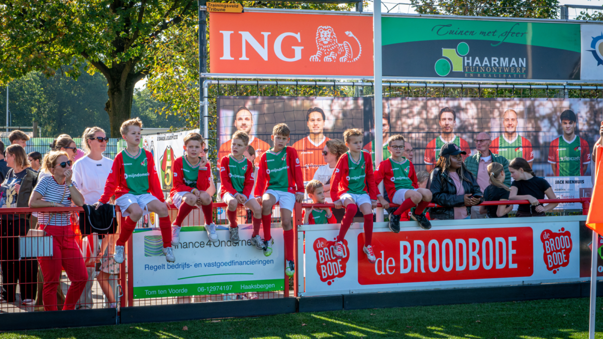 GROEP KINDEREN IN BON BOYS SHIRTS HAAKSBERGSE DERBY 2026