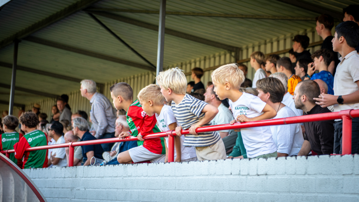 KINDEREN TRIBUNE SPANNING SUPPORTERS HAAKSBERGSE DERBY 2026