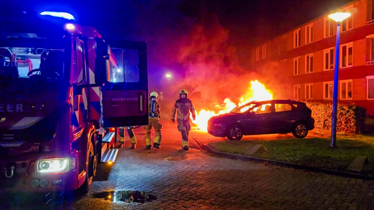 20261011 auto uitgebrand enschede robert scottstraat