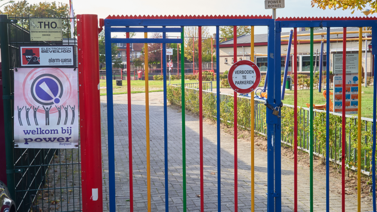 Speeltuin Stadsveld - hek - slot - gesloten - verbodsbord - Power