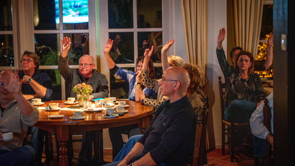 MENSEN IN ZAAL HAND OPSTEKEN INWONERSBIJEENKOMST VASSE 20261026