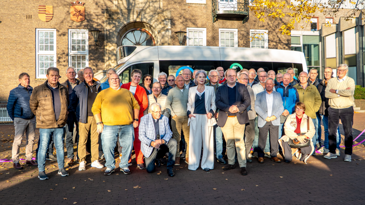 ONTHULLING BUURTBUS HAAKSBERGEN 20261030 GROEPSFOTO