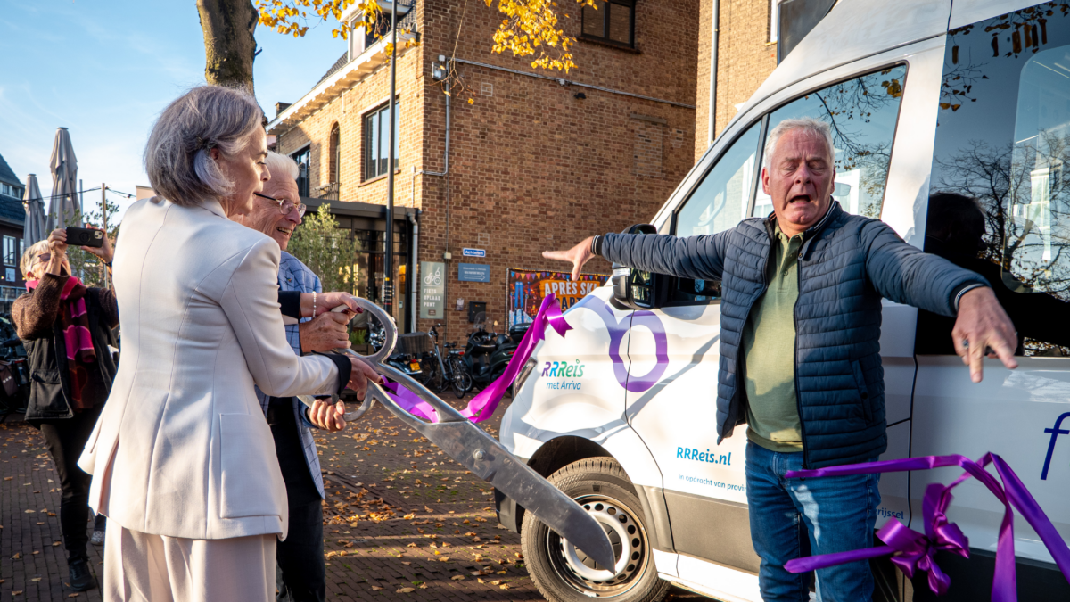ONTHULLING BUURTBUS HAAKSBERGEN 20261030 LINT DOORKNIPPEN 2