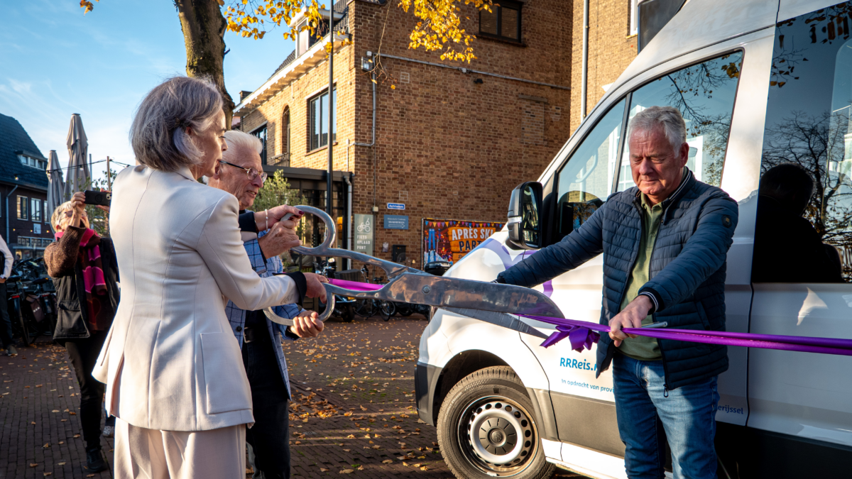 ONTHULLING BUURTBUS HAAKSBERGEN 20261030 LINT DOORKNIPPEN