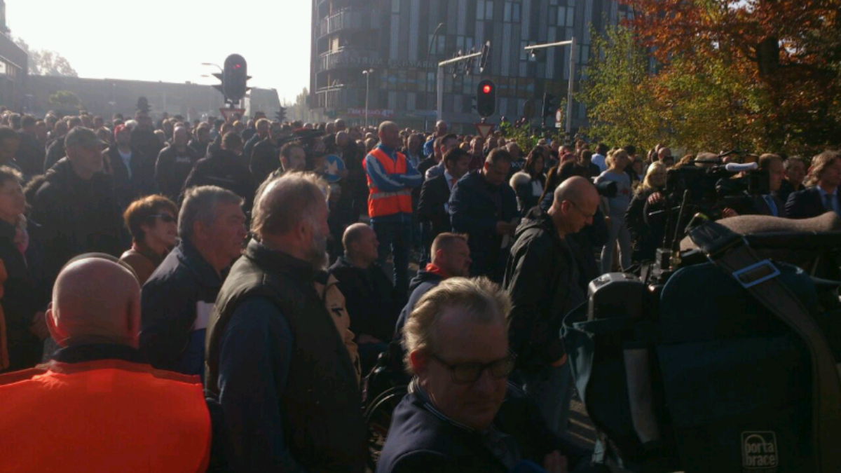 81145 veel publiek azc protest