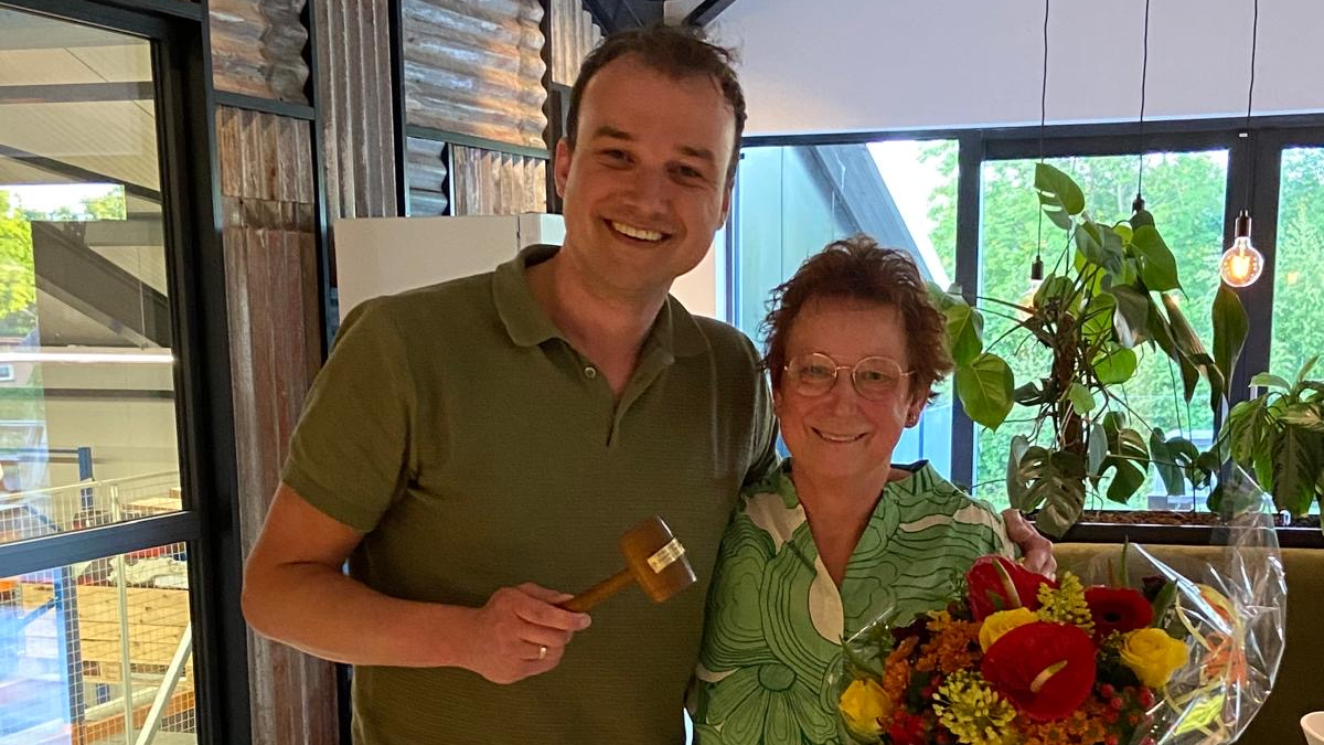 Overdracht voorzittershamer Maria rechts en Marc links 2