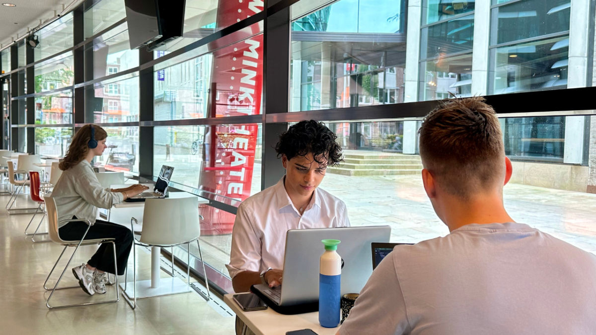 Studiewerkplekken in de foyer van het Wilminktheater