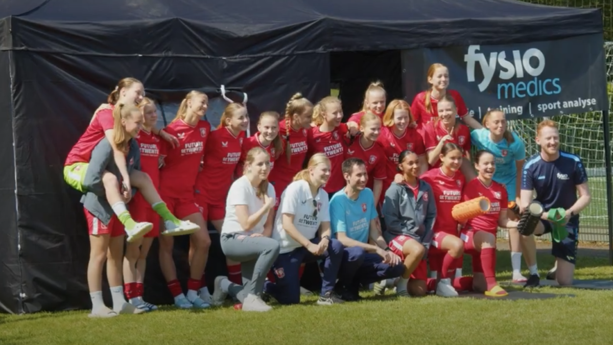 Team tijdens vrouwenvoetbaltoernooi in Oldenzaal