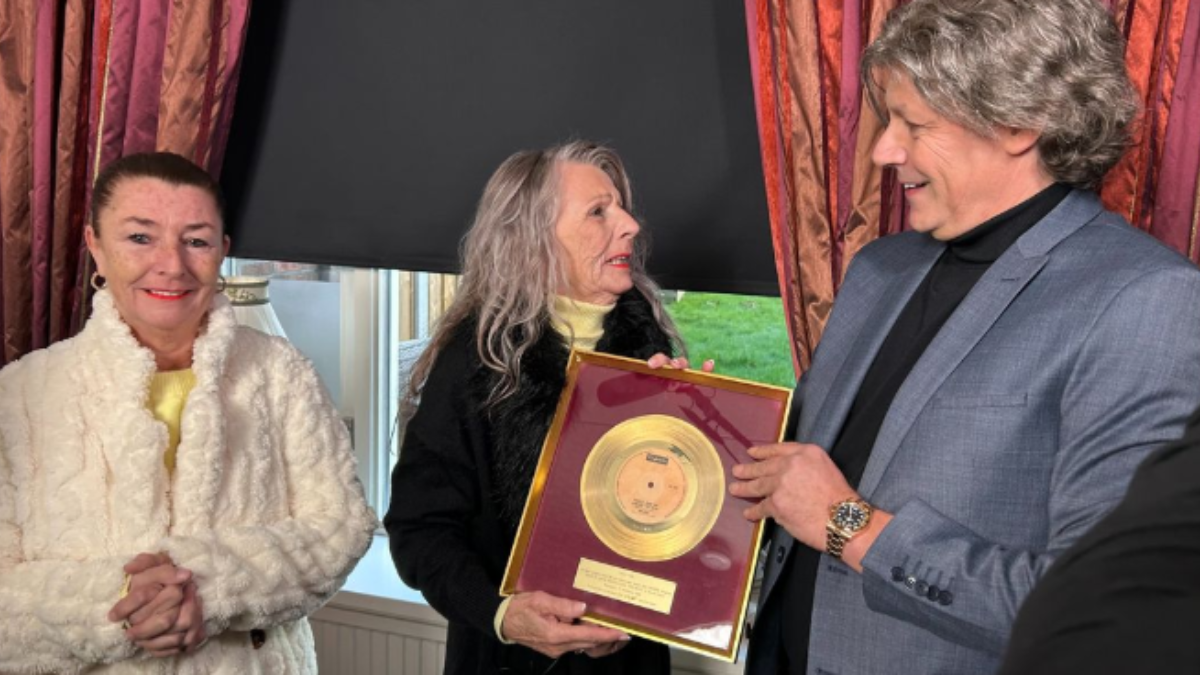 Wilma kreeg de plaat uit handen van haar broer en zus RTV Oost Oscar Siep