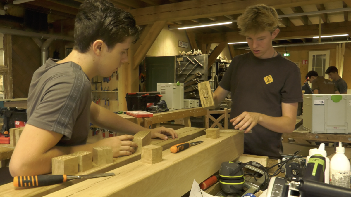 Studenten ribo in werkplaats houtverbinding