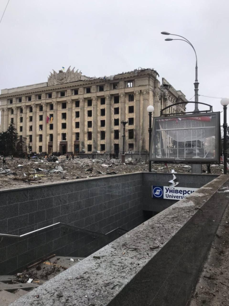 Stadhuis van Charkiv na de eerste aanvallen
