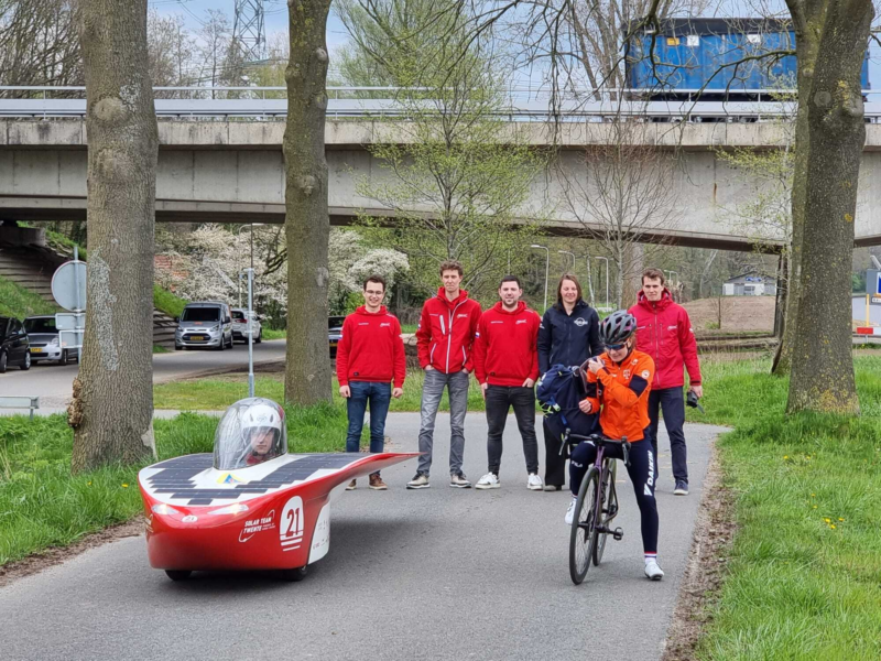 Het Solar Team Solar Boat en Yara van Kerkhof bij de start van de race in Hengelo