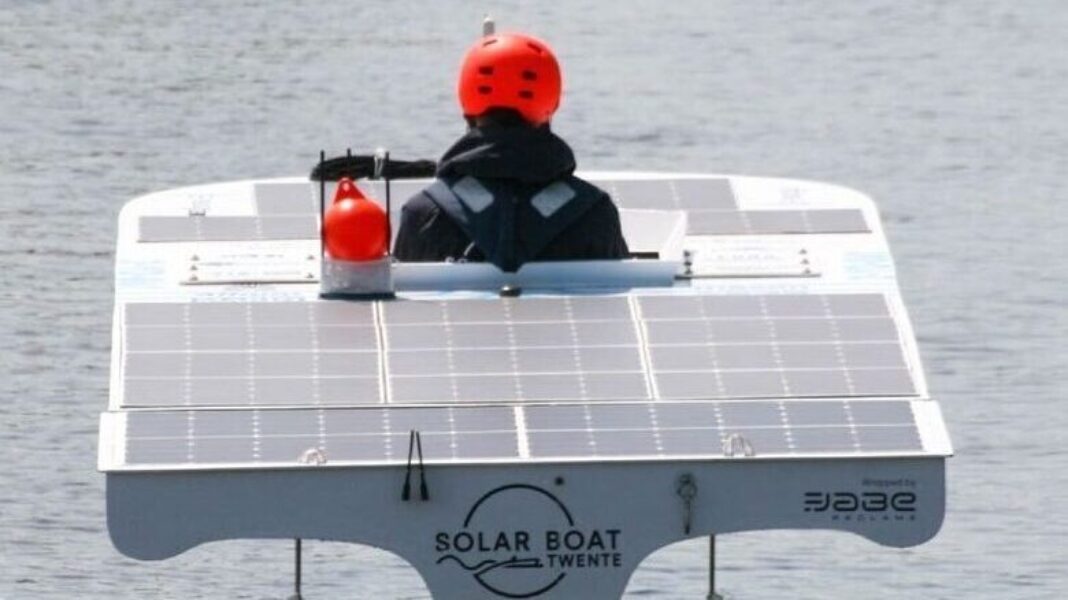 Foto boot Solar Boat Twente vliegt boven water
