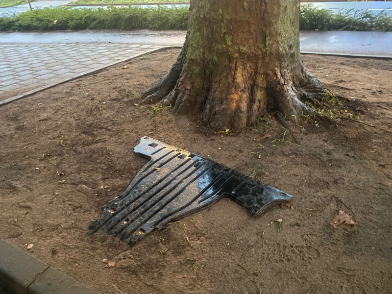 Onderplaat auto afgebroken door de regen