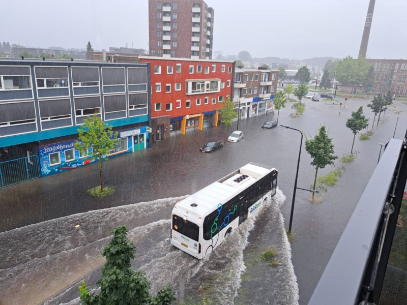 Haaksbergerstraat tijdens hevige regenval in Enschede