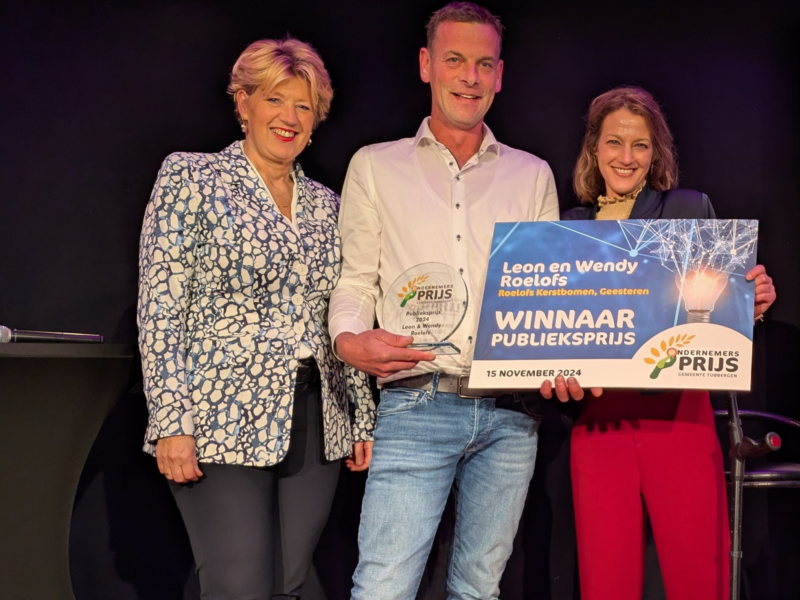 Wethouder Ursula Bekhuis met Leon en Wendy Roelofs publieksprijs