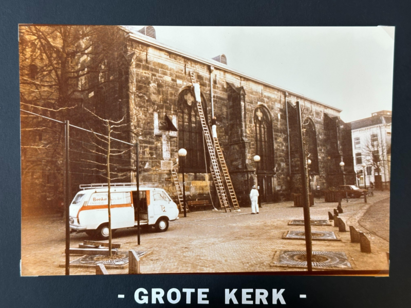 Afbeelding Bonke die kerk schildert op de Oude Markt