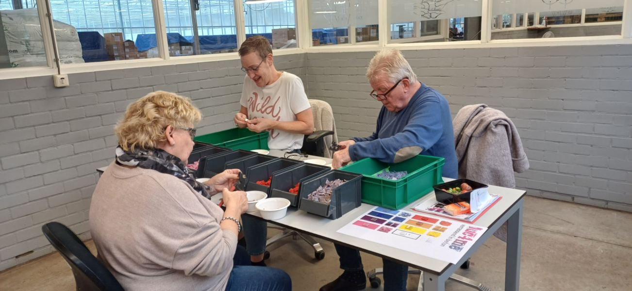 Buurtbewoners knippen mozaieksteentjes