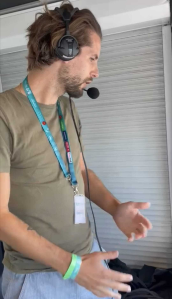 Andries Lamain tijdens het commentaar doen