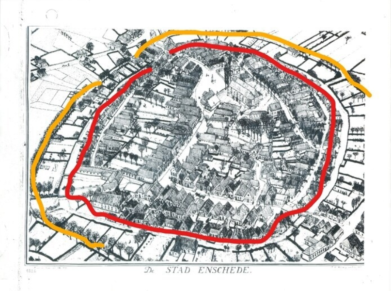 Hier liepen ooit de twee grachten in de binnenstad de binnengracht liep onder andere door de stadsgravenstraat de buitengracht door de noorder en zuiderhagen gemeente enschede